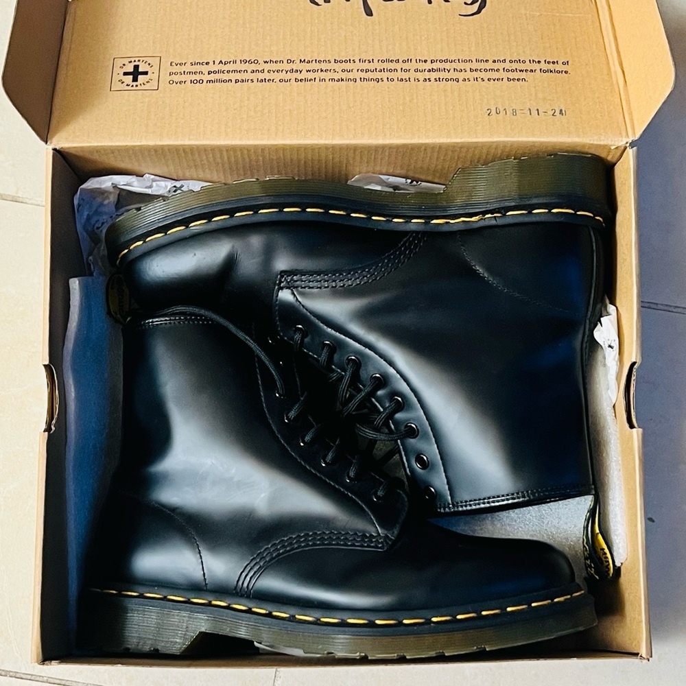 Dr Marten brand new 1460 SMOOTH LEATHER LACE UP BOOTS